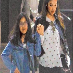 林若亚牵梧桐妹现身街头 “母女俩”有说有笑