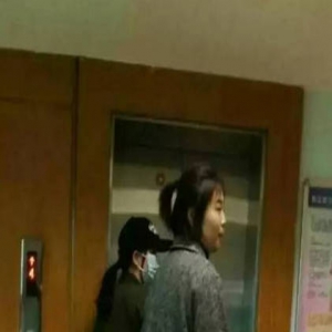 杨幂现身妇幼医院被疑怀二胎 工作室：为新戏体验生活