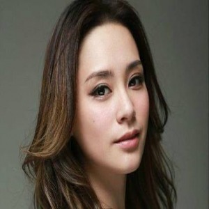 恋情曝光？阿娇被曝与富二代约会 说说笑笑揪耳朵