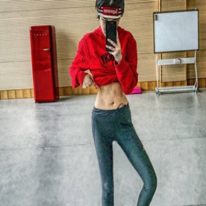 赵本山女儿瘦身效果显著，大长腿马甲线全都有了(图)