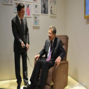 “妈妈的沙发”亮相深圳展 左右沙发传递幸福正能量