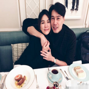 Ella半夜家中飙情歌 老公偷拍的角度好奇怪(图)