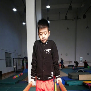 子承父业！杨阳洋正式练习体操 年底将参加比赛(图)