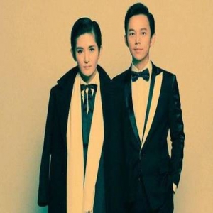 谢娜晒与何炅短发旧照：穿平底鞋没何老师高