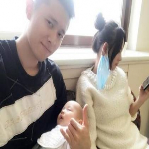 张嘉倪一家三口罕见合照 半岁儿子睡得真香(图)