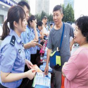 盛夏之夜守护平安 市民学习防盗、防火知识