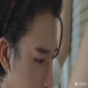 这个造型真洋气！陈奕天背头带发箍透着一缕小心机