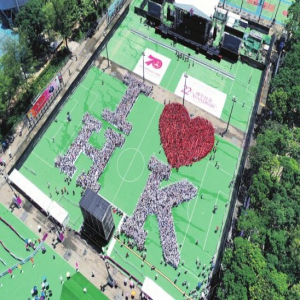 5000名市民拼出“我爱香港” 为特区生日送上爱的祝福