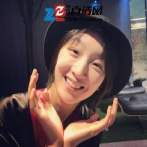 恋爱了？周冬雨晒素颜照 手上钻戒十分抢镜