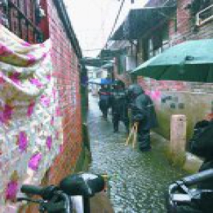 各区防指积极抢险排水 防汛人员第一时间冲入雨中