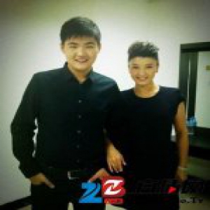 闫学晶晒与25岁儿子合影 考中戏欲进演艺圈