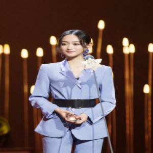 何泓姗惊艳亮相气场满分 获“年度突破电视剧女演员”