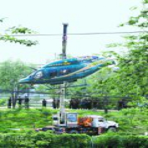 直升机避开人群紧急迫降 机上4人受伤送医