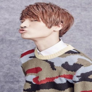 陈奕天当评委非常认真 像极了学生在课桌上做作业