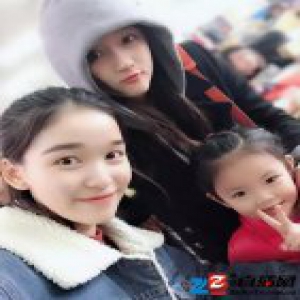 网友校园偶遇关晓彤 戴灰色兜帽被赞又瘦又高