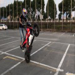 特技演员首创气爆翻车 周冠兆用生命在演出