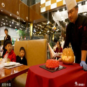 山东烟台一酒店打造“舌尖上的万圣节” “恐怖”美食引人注目