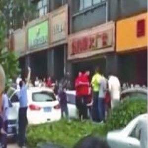 促销引鸣枪示警 酒类直营店促销现场聚集400余人秩序混乱