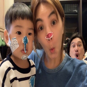 Ella与儿子亲密合影，老公搞怪抢镜 劲宝：你们成熟一点吧