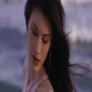 何穗的日常穿搭超亮眼，气质且热辣，不愧是超模