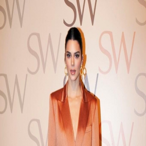 卡戴珊家的女人真会穿，如何把西装穿出性感？