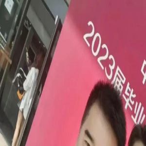 许亚军出席儿子毕业礼！4婚妻与继子显亲昵，后者不似何晴似继母