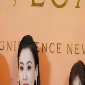 跟24岁甜美小天后赵露思同框，43岁张柏芝展现了从未有过的高级美