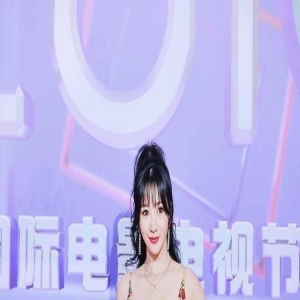 有一种反差叫42岁柳岩！台上穿裙装妩媚时尚，台下穿裤装纯如少女