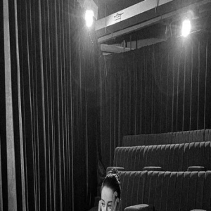 迪丽热巴3D眼镜大片释出 高级优雅黑白氛围感十足