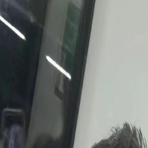 63岁老戏骨疑移居悉尼，戴金链坐当地火车被偶遇，苍老憔悴变化大