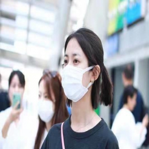 陈钰琪随性摇滚风穿搭，有种又酷又知性的美感，网友：爱了