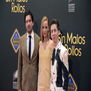 《不要见怪》西班牙首映 詹妮弗·劳伦斯黄裙抢镜