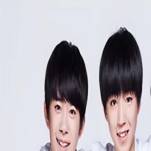 22岁王源生图曝光，脸垮皮肤差被指老人味，粉丝称青春期很正常