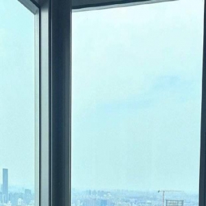 林允穿黑色抹胸裙小秀香肩 化身复古名媛美貌迷人