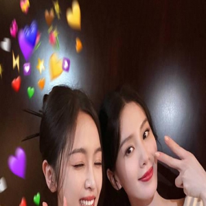 吴宣仪晒与刘诗诗合照 两人对镜比耶俏皮可爱
