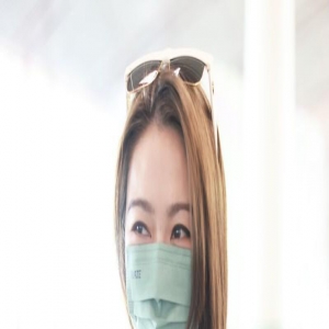 街拍：薛凯琪黑白拼色褶皱开衫+黑色紧身牛仔裤温柔邻家