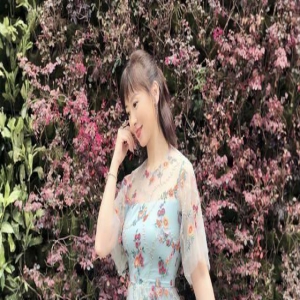 翁虹这个岁数身材还这么好，“蚂蚁腰”真吸睛，岁月真是优待美人