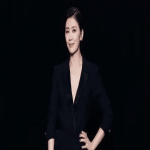 贾静雯重回颜值巅峰，穿黑色字母丝袜搭配西服尽显制服风采！