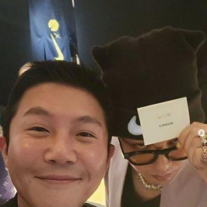 被传「恭敬地用双手接GD的烟灰」！　曹世镐傻眼澄清了