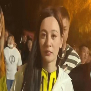 网友街头偶遇唐艺，路人视角视频曝光，真实样貌与直播时相差甚远
