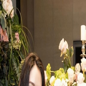 向佐晒全家福为1岁儿子庆生，抱着郭碧婷秀恩爱，称妻子是大宝贝