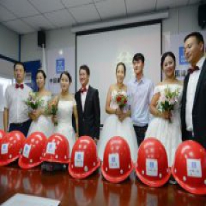 坐在建筑工地沾满泥土的小推车上拍婚纱照？这是真的！！