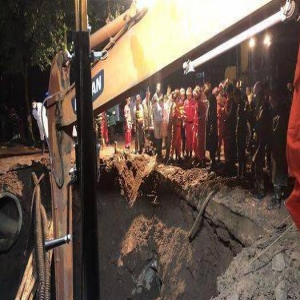 四川一路面塌陷吞噬4人 一被困者经抢救无效死亡