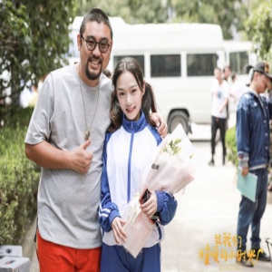 依莎《致我们暖暖的小时光》杀青 青春演绎校园职场角色变换