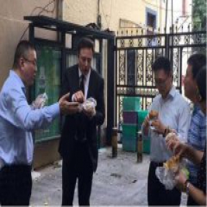 马斯克街头吃煎饼果子 特斯拉老总吃“东方美食”不亦乐乎