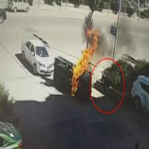 内蒙古锡林浩特：男子救命4连踹 解救失火三轮车内被困人员