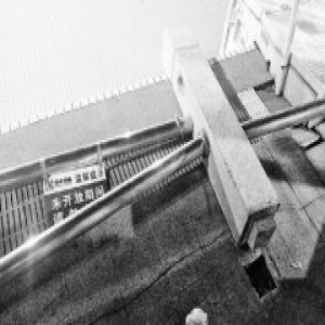 小区泳池护栏砸伤男童 两根手指受伤严重修复难度很大