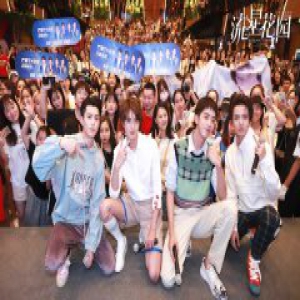 “美作”梁靖康上演夜跑情话，带着美图手机跑向你！