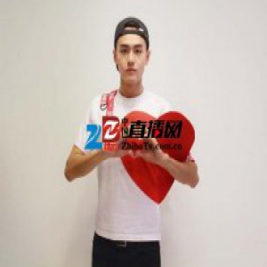 金禹伯身着爱心绑带T恤 用温暖助力公益慈善