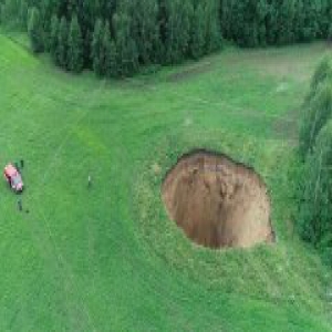 地狱之门？俄罗斯农田现50米深天坑 巨洞能“吞没”16层高楼